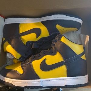 My brother wanted to sell these because they were snug on his feet